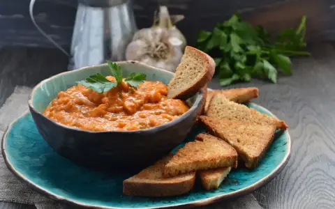 Pesto di melanzane Bimby pronto da gustare con crostini di pane.