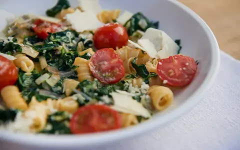 Pasta mit Babyspinat, Kirschtomaten und Parmesan. Ein einfaches und leckeres Rezept.