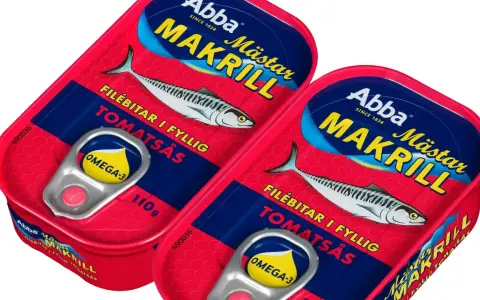 Två burkar Abba Makrill i tomatsås, med en bild på en makrill och texten "Filébitar i fyllig tomatsås". Omega-3-märkt.