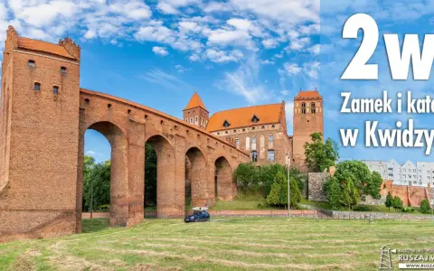 Imponujący zamek i katedra w Kwidzynie, jedne z najciekawszych atrakcji w województwie pomorskim, pod błękitnym niebem.