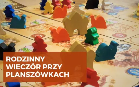 Kolorowe pionki na planszy, jakby przygotowane do gry roku. Rodzinny wieczór przy planszówkach.