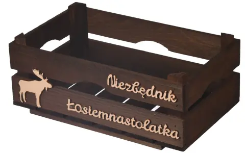 Drewniana skrzynka na 18 urodziny dla chłopaka, ozdobiona łosiem i napisem "Łosiemnastolatka". Idealna na prezent!