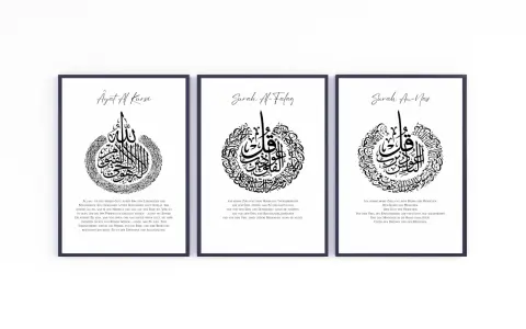 Drei gerahmte Kalligrafien mit islamischen Texten, die Schutz und Zuflucht bieten.