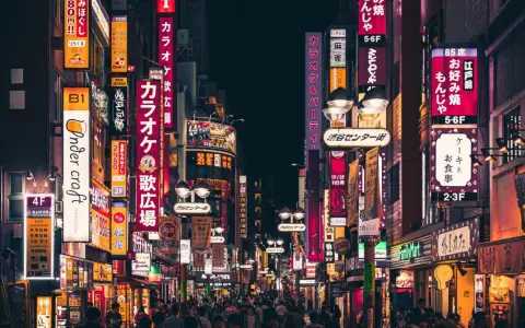 Nocne Tokio, pełne neonów i ludzi. Idealne miejsce, by poczuć energię miasta, kiedy lecieć do Japonii? Teraz!
