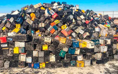 Un'enorme discarica di batterie per auto, un promemoria che le batterie delle auto elettriche inquinano.