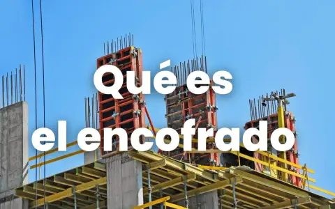 Estructura de encofrado naranja y amarilla en obra, lista para ver qué es encofrado en construcción.