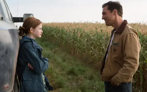 Un padre e una figlia in un campo di mais. Un film da vedere assolutamente, con una storia che ti cattura.