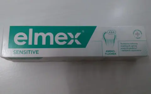 Pudełko pasty do zębów Elmex Sensitive. Wybór między Elmex a Sensodyne jest trudny, ale ta pasta zapewnia skuteczną ochronę wrażliwych zębów.
