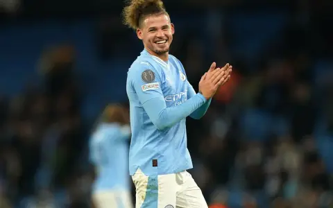 Kalvin Phillips, con su característico peinado, aplaude en el campo con una sonrisa.