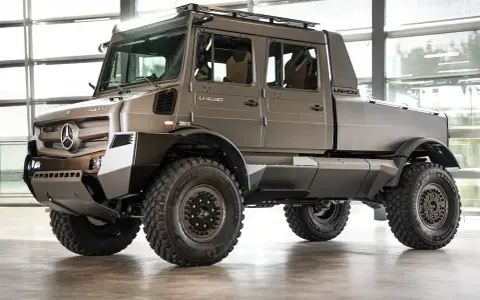 Szary, potężny Unimog U 4030 z podwójną kabiną i terenowymi oponami gotowy na każdą przygodę.