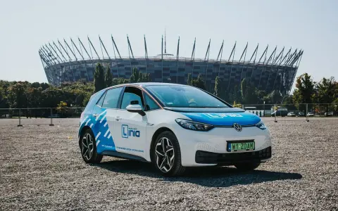 Samochód nauki jazdy "Linia" przed Stadionem Narodowym. Chcesz wiedzieć, jak zostać instruktorem jazdy?