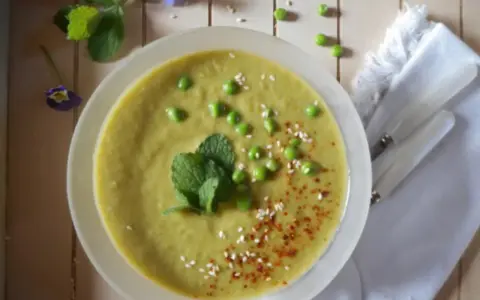 Le secret d'une soupe de petits pois veloutée et savoureuse