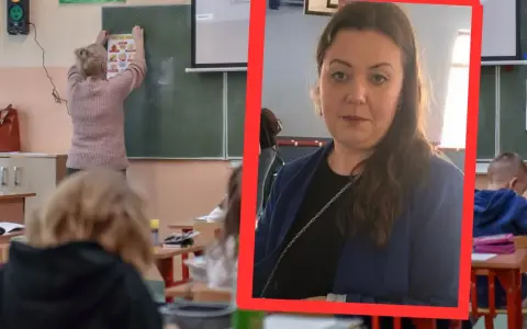 Nauczycielka pomaga uczniom z problemami z matematyką. W tle widać dzieci siedzące w ławkach.