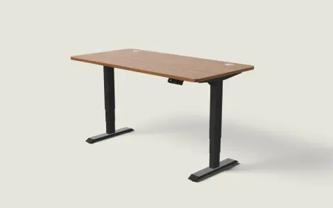 Bureau réglable en hauteur, idéal pour alterner position assis debout. Plateau bois, pieds noirs.