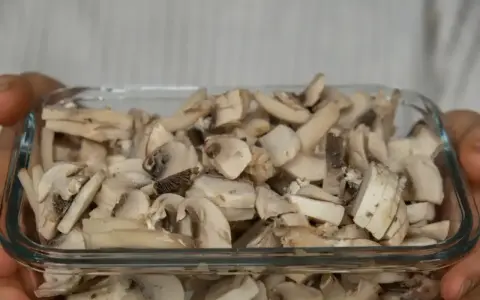 Pokrojone pieczarki w szklanym pojemniku. Czy pieczarki można mrozić? Tak, to świetny sposób na ich przechowywanie.