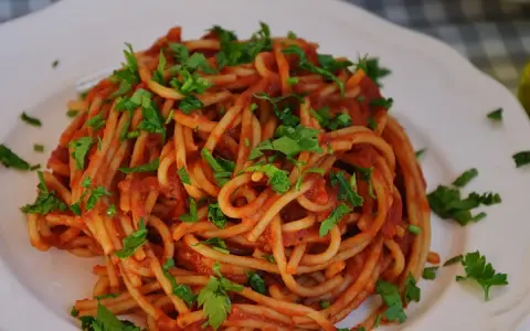 Pyszne spaghetti z sosem pomidorowym i natką pietruszki. Idealny przepis, jak zrobić spaghetti, by zachwycić domowników.