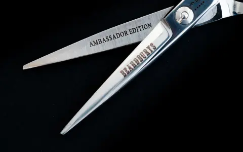 Tijeras de peluquería profesional, perfectas para un corte de pelo hombre a tijera impecable. "Ambassador Edition" y "BEARDBURYS" grabados.