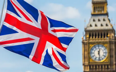 Flaga Wielkiej Brytanii na tle Big Ben w Londynie.