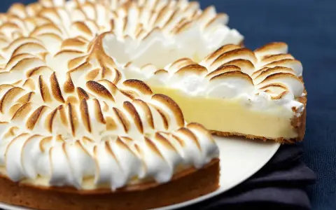 Une délicieuse recette tarte au citron avec une meringue dorée et aérienne, prête à être dégustée.