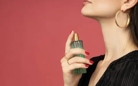 Gdzie psikać perfumy męskie? Sekrety trwałości i unikania błędów.
