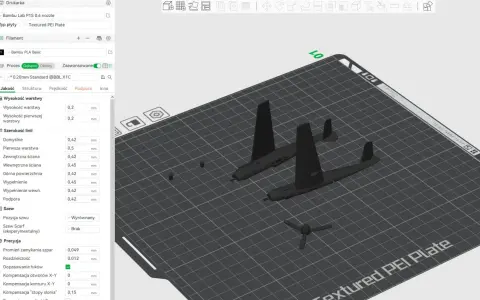 Program przygotowuje modele do druku 3D, ustawiając parametry takie jak wysokość warstwy i szerokość linii dla samolotów.