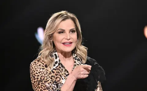 Simona Ventura, con un look audace, parla con energia, affrontando con forza ogni sfida, anche la sua recente malattia.