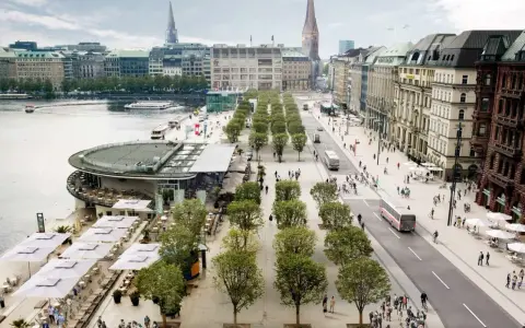 Grüne Alleen säumen eine belebte Straße mit Fußgängern und Bussen, die eine Vision der innenstadt der zukunft darstellen.