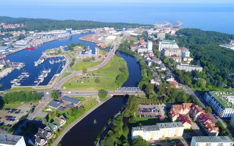 Widok z lotu ptaka na port jachtowy i miasto. Idealne miejsce na jednodniowe wycieczki zachodniopomorskie.