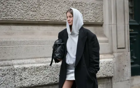 Jakie bluzy są modne? Trendy, stylizacje i porady eksperta.