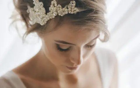 Splendido semiraccolto morbido acconciature sposa con diadema di perle.