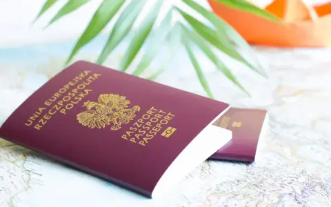 Pasporty na mapie, gotowe do podróży. Czy na Maltę potrzebny paszport? Tak, jeśli nie jesteś obywatelem UE.