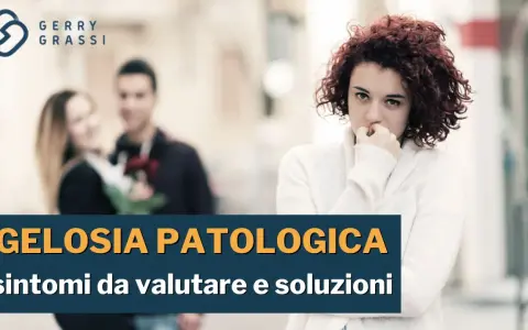 Una donna con espressione preoccupata osserva una coppia felice in lontananza, simbolo di gelosia tra donne.