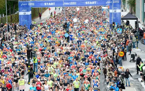 Enorm folkmassa vid starten av rekord Stockholm Marathon. Tusentals löpare redo att springa.