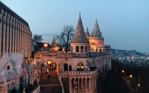 Budapeszt czy warto? Zdecydowanie tak! Widok na zamek i miasto nocą zapiera dech w piersiach.