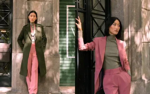 Mujer posa con un traje rosa y un abrigo verde. Inspírate para combinar traje verde mujer con estilo.