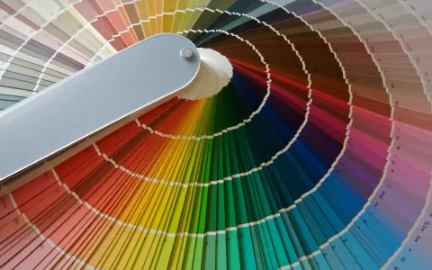Abanico de muestras de pintura con una amplia paleta colores pastel y vibrantes, ideal para inspirar cualquier proyecto.