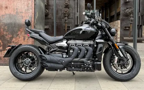 Czarny Triumph Rocket 3 Storm z imponującym silnikiem. Dane techniczne tego potwora budzą respekt.