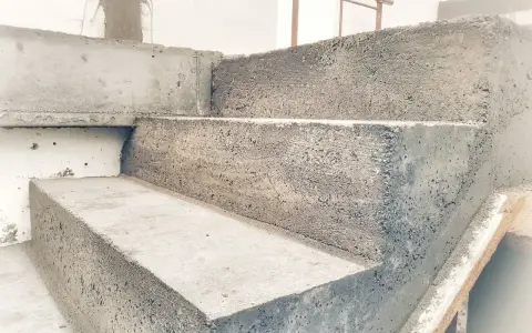 Szalowanie schodów z betonu, gotowe do dalszych prac budowlanych.
