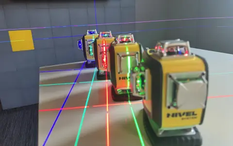 Niwelator czy poziomica laserowa? Wybierz idealne narzędzie!