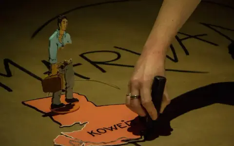 Une main appose un tampon sur la carte du Koweït, où un homme en carton, valise à la main, semble prêt à partir. Tout part à volo.
