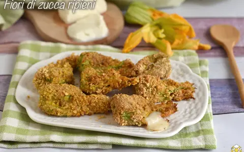 Fiori di zucca ripieni al forno, dorati e croccanti, con un cuore filante di mozzarella.