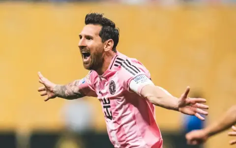 Lionel Messi celebra un gol con el Inter Miami, mostrando su alegría y determinación en el campo.