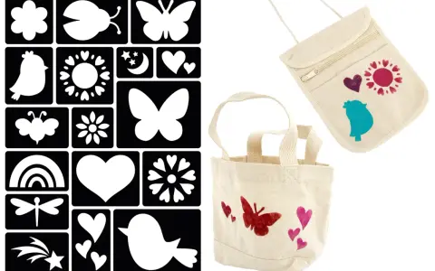 Ensemble pour apprendre comment faire un pochoir : motifs d'animaux, de fleurs, de cœurs et d'étoiles sur fond noir, et deux sacs en toile décorés.