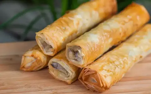 Chrupiące roladki z ciasta filo, idealne do wytrawnych przepisów. Zobacz, jak łatwo je przygotować!