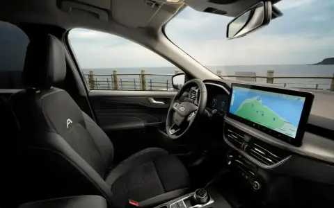 Wnętrze Ford Kuga z nawigacją na ekranie. Sprawdź atrakcyjną ford kuga cena i wybierz się na wakacje nad morze.