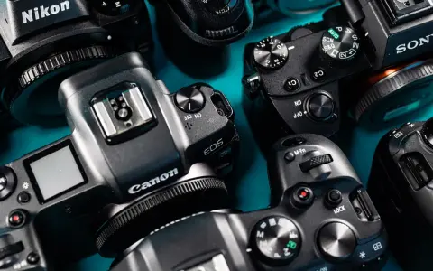 Kolekcja aparatów Nikon, Canon i Sony. Na jednym z nich widoczny jest wyłącznik 63A, gotowy do pracy.