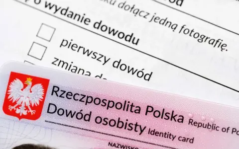 Nowy dowód osobisty leży na formularzu wniosku. Widoczny jest orzeł w koronie i napis "Rzeczpospolita Polska".