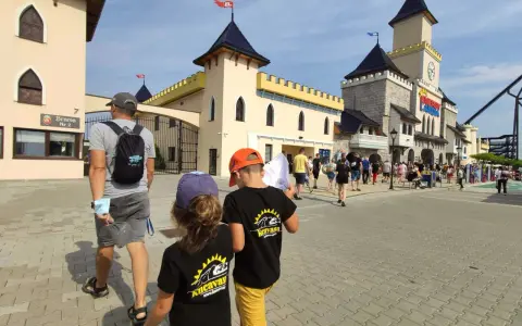 Familia paseando por un parque temático en Polonia con niños.