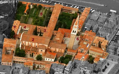 Vue aérienne du complexe de San Francesco della Vigna à Venise, avec ses cours, son jardin et son campanile.