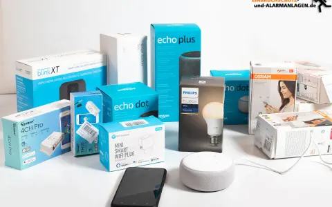 Viele Smart-Home-Geräte, darunter Amazon Echo, Philips Hue und Osram, die Alexa-Funktionen nutzen, sind in ihren Verpackungen zu sehen.